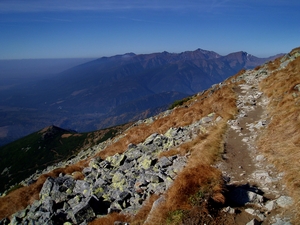 Vandringsleden upp för Krivan, i väster syns Västra Tatra