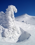 Mystiska snöformationer med Velky Krivan 1709m i bakgrunden