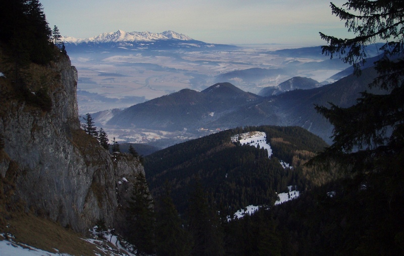 Utsikt från Predna Poludnica (1491m) mot Krivan (2495m) och Höga Tatra.