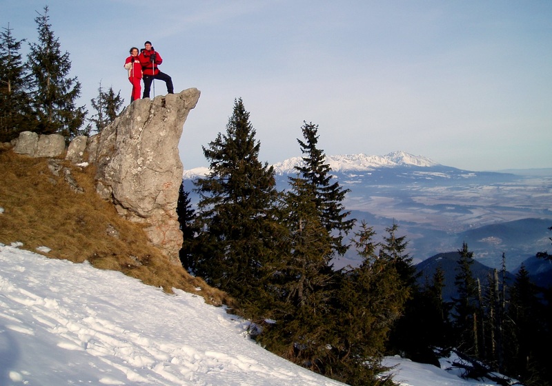 Nöjda vandrare på toppen av Poludnica (1549m), i bakgrunden syns Höga Tatra.