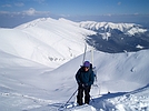 Skidalpinist på väg uppför Chabenec (1955m) i bakgrunden syns Chopok och Dumbier