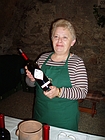 Vinproducent serverar nöjt sitt vin