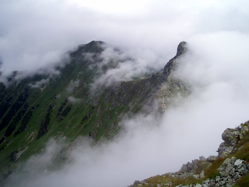Ostry Rohac (2088m) kommer fram ur molnen